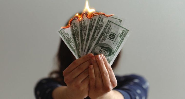 Emprestamo analiza la inflación disparada y las comisiones bancarias