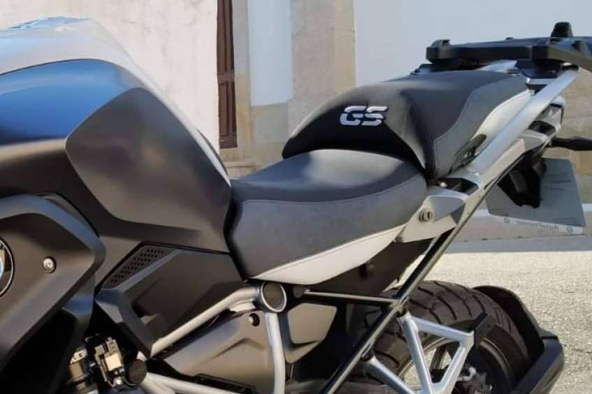 La importancia de disponer de un asiento confortable en una moto, por JM-Fundas