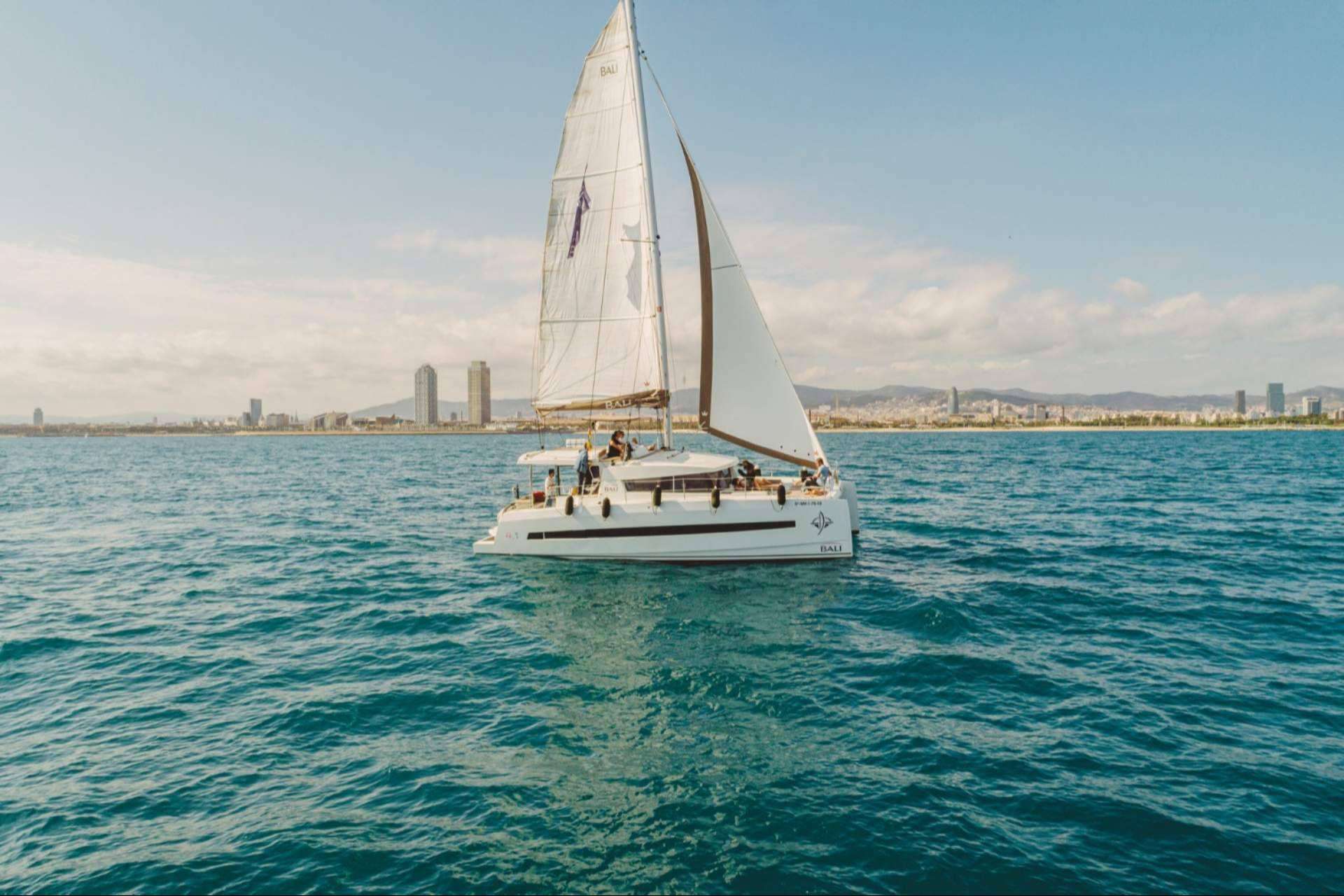 Sondevela permite disfrutar de un catamarán privado en Barcelona