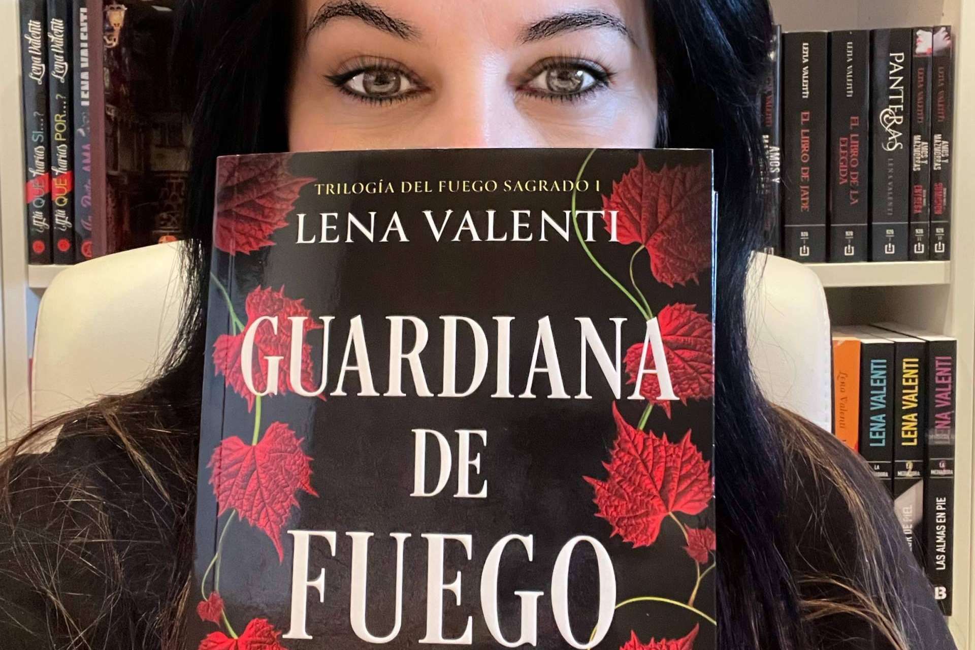 La escritora bestseller badalonense, Lena Valenti, presenta su sorprendente trilogía del 'Fuego Sagrado'