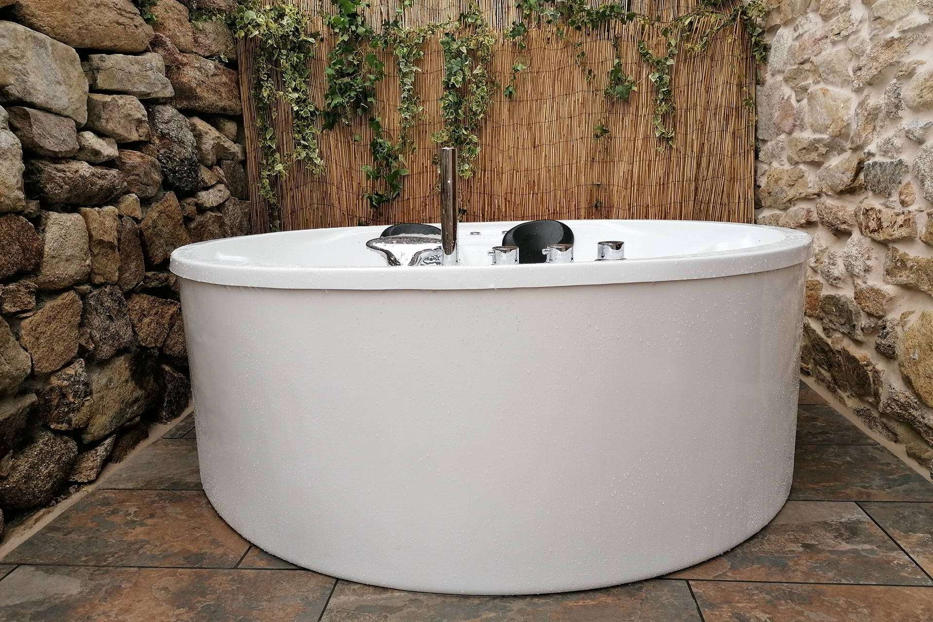La extensa gama de bañeras de Hidromasajes ECA