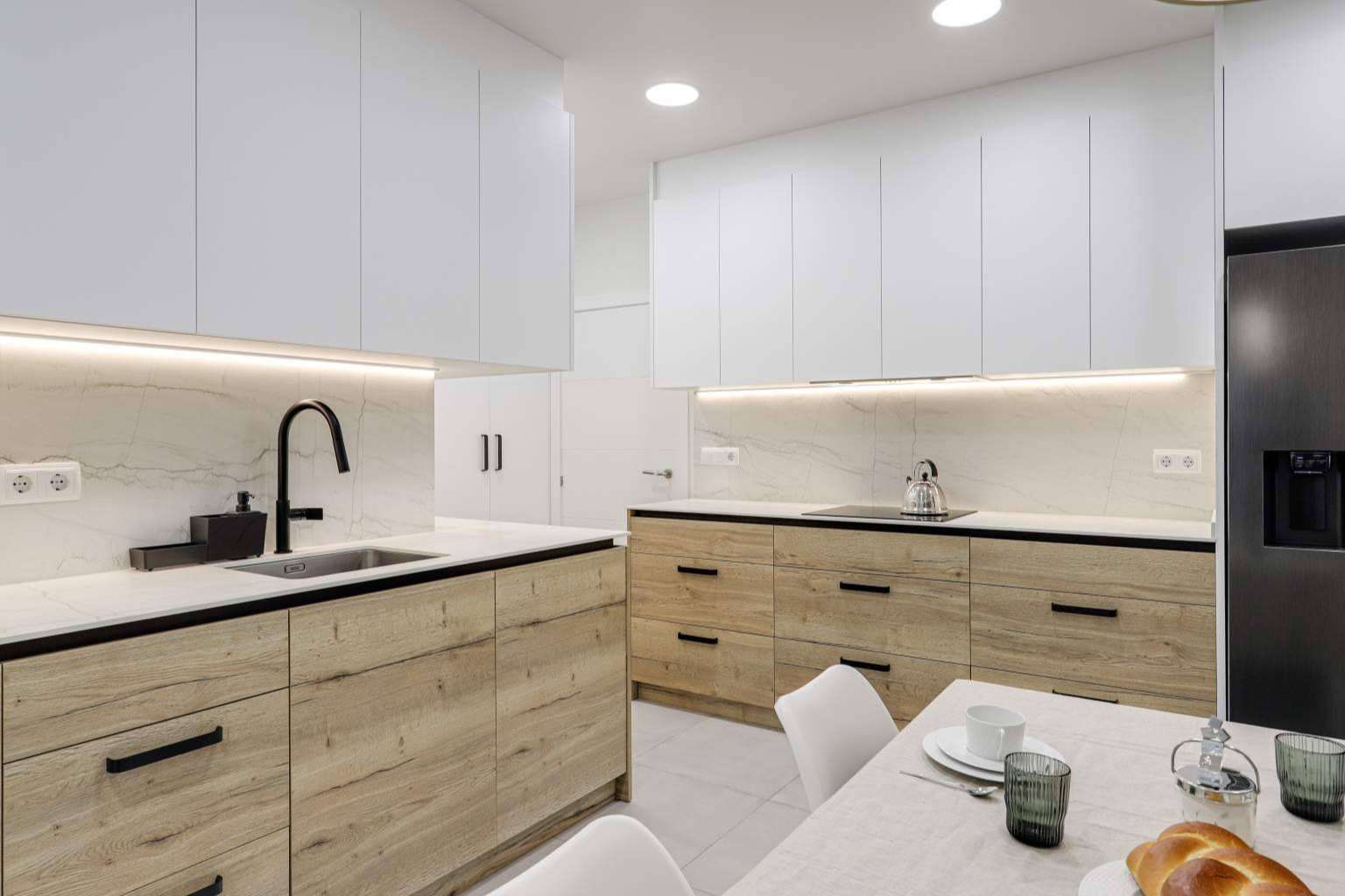 Lautoka Urbana, especialistas en diseño de cocina roble y blanco