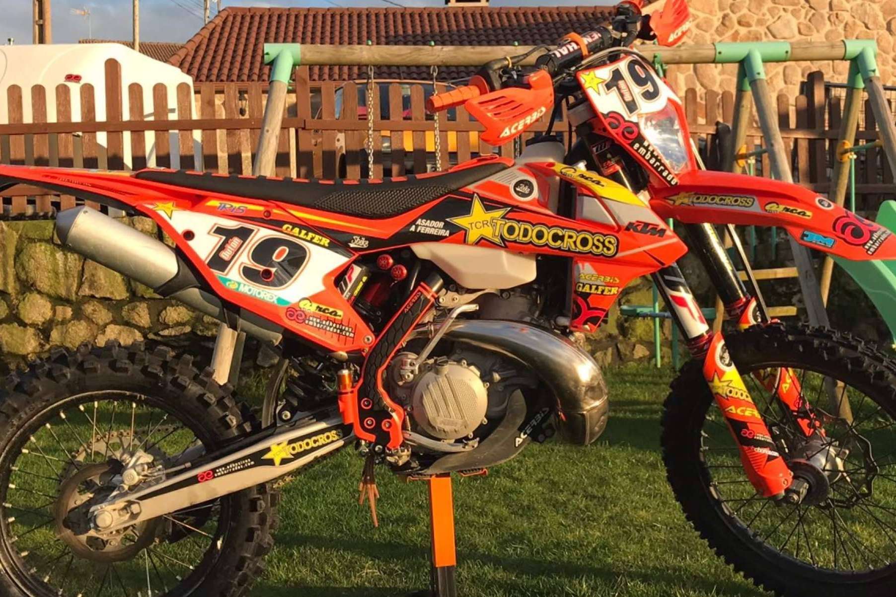 Adhesivos y plásticos para motos off road, con ADHESIVOSEMBARRADOS