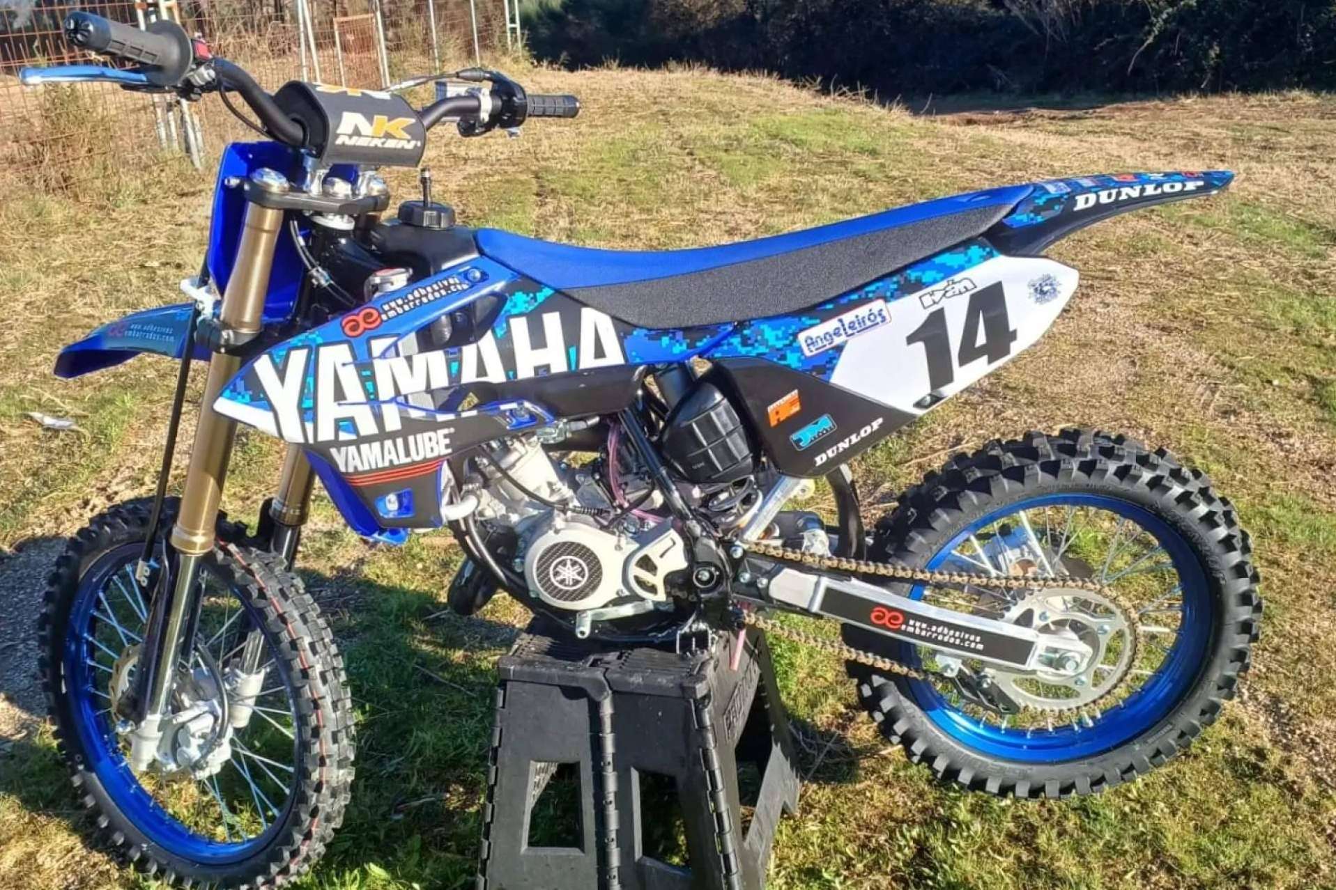 ADHESIVOSEMBARRADOS es la tienda online que dispone de pegatinas personalizadas para motos de alta calidad