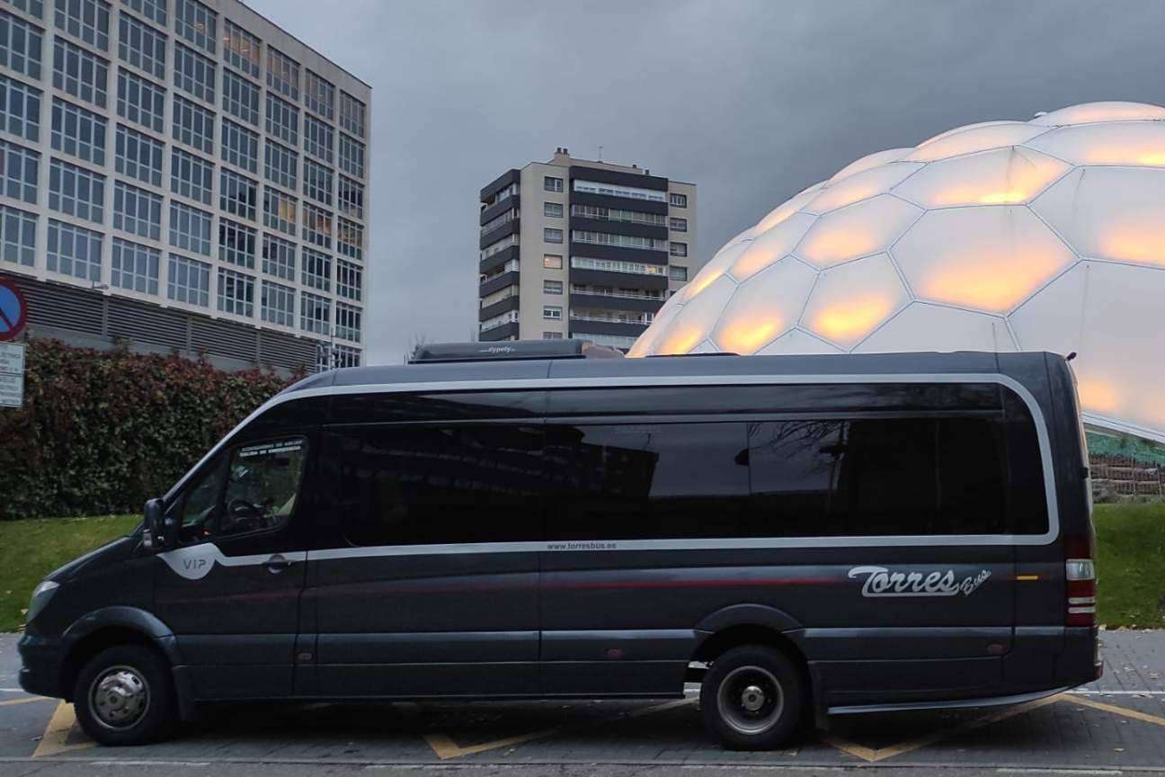 Beneficios de alquilar minibús, con Torres Bus