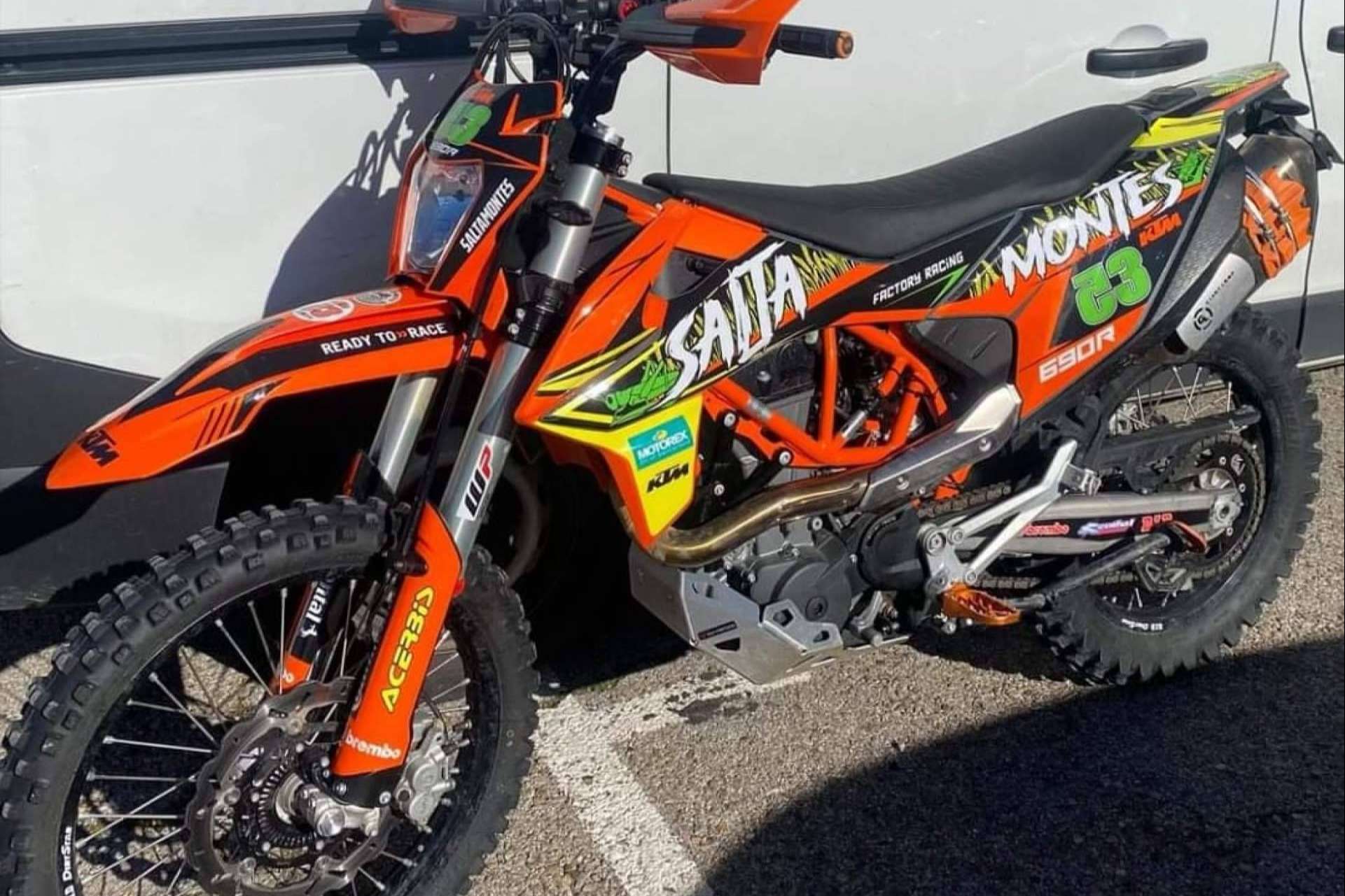 Los adhesivos personalizados para motos de motocross de ADHESIVOSEMBARRADOS