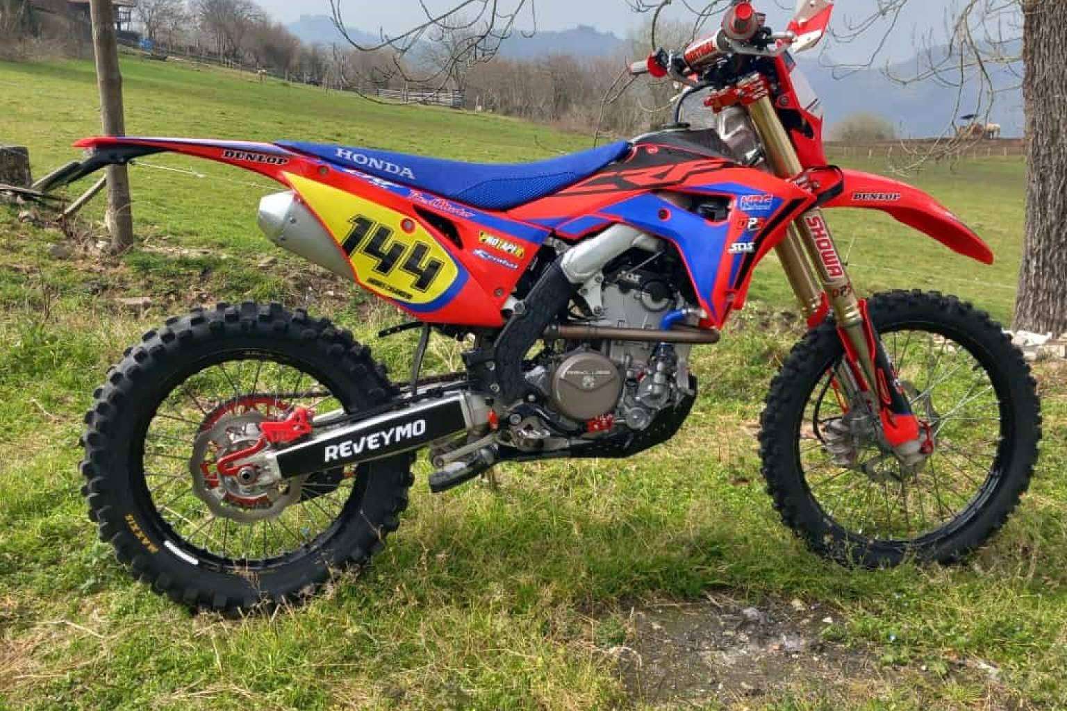 ADHESIVOSEMBARRADOS ofrece un amplio catálogo de adhesivos personalizados para motocross