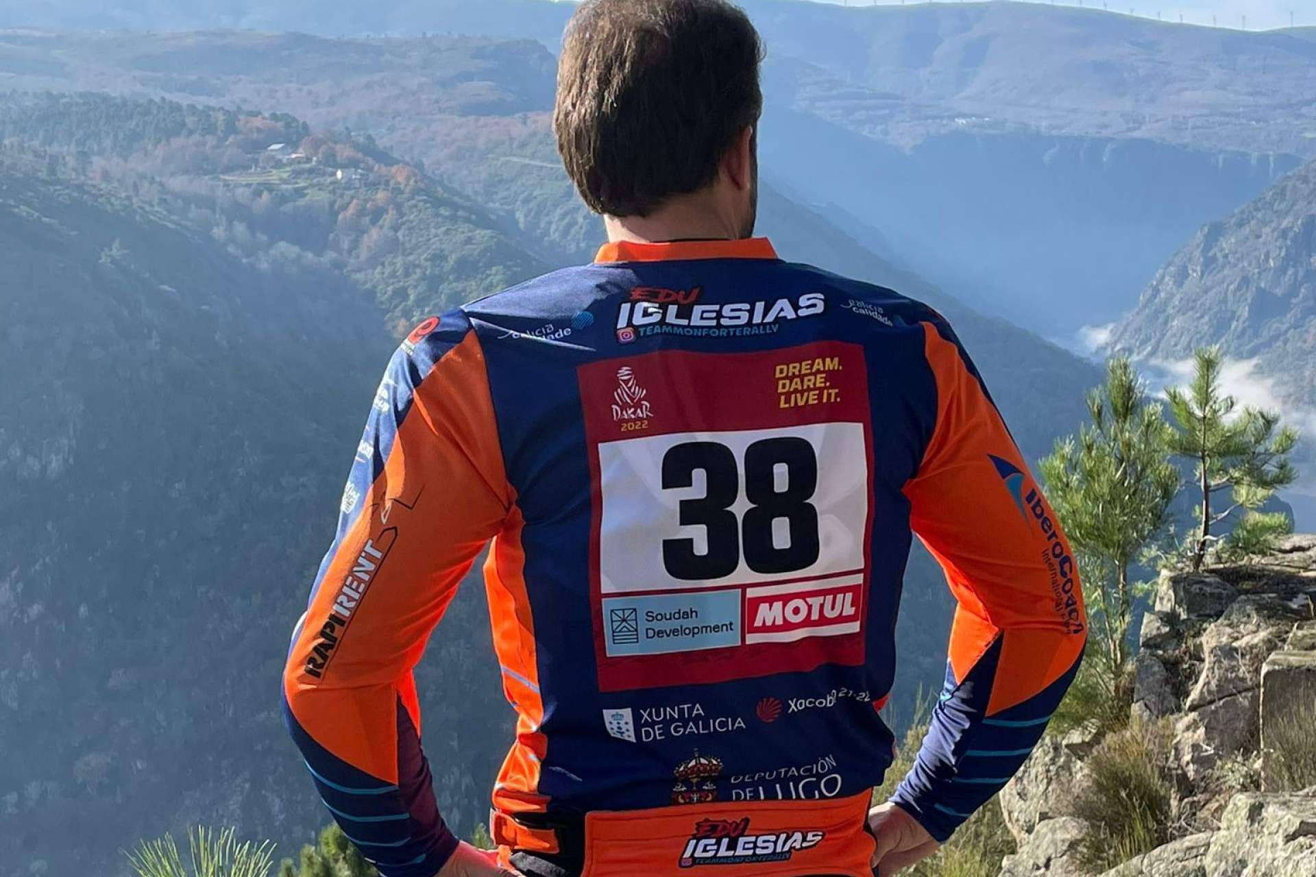 ADHESIVOSEMBARRADOS ofrece a los aficionados de las motos equipaciones personalizadas