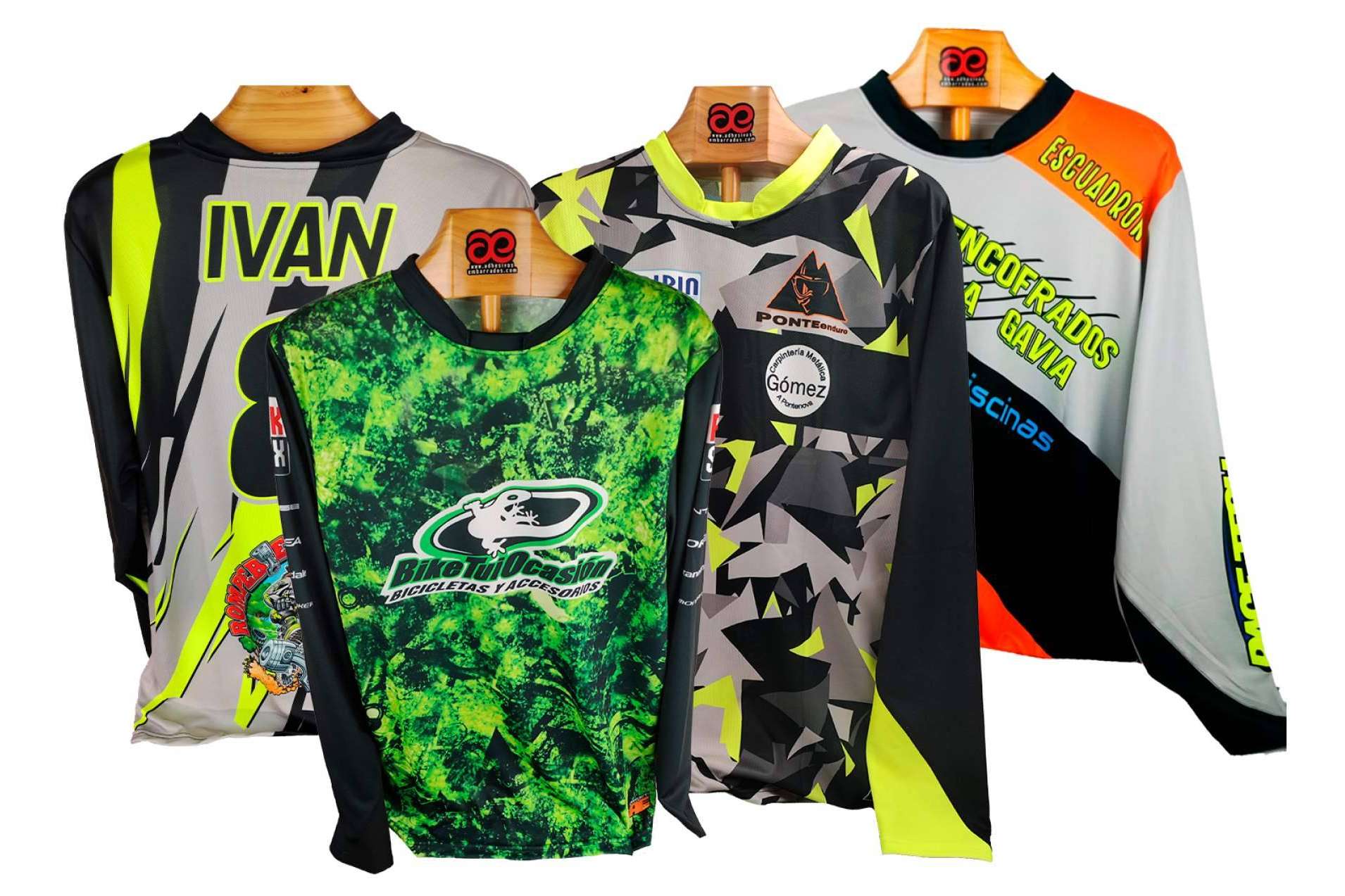ADHESIVOSEMBARRADOS ofrece ropa personalizada para offroad para pilotos exigentes