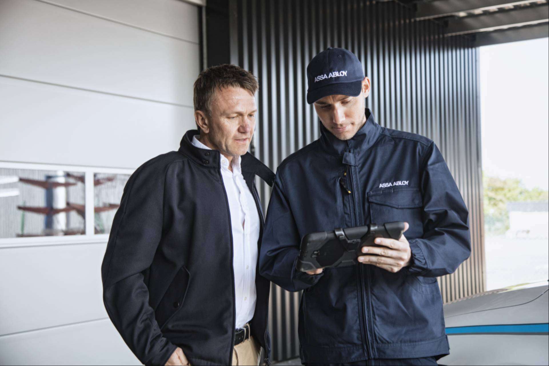 ASSA ABLOY; servicio de mantenimiento de puertas automáticas, industriales o muelles de carga