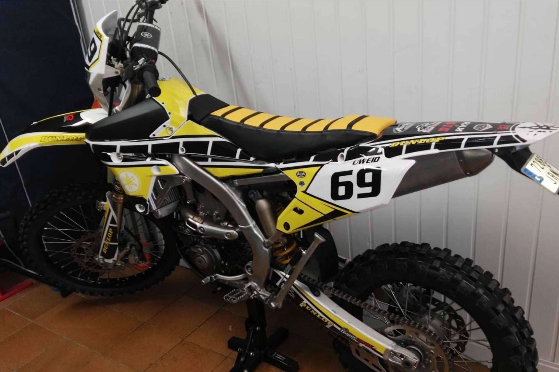 ADHESIVOSEMBARRADOS cuenta con un amplio catálogo de kits de adhesivos para motos de múltiples marcas