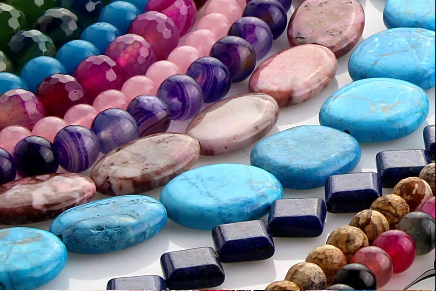 La importancia de un proveedor de confianza y cómo diferenciar piedras semipreciosas auténticas de sintéticas