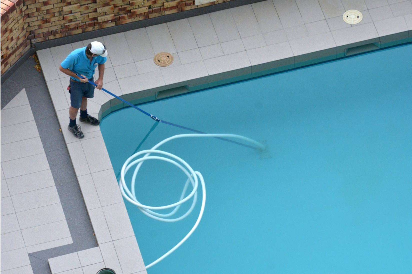Trucos para mantener el agua de la piscina limpia sin vaciarla
