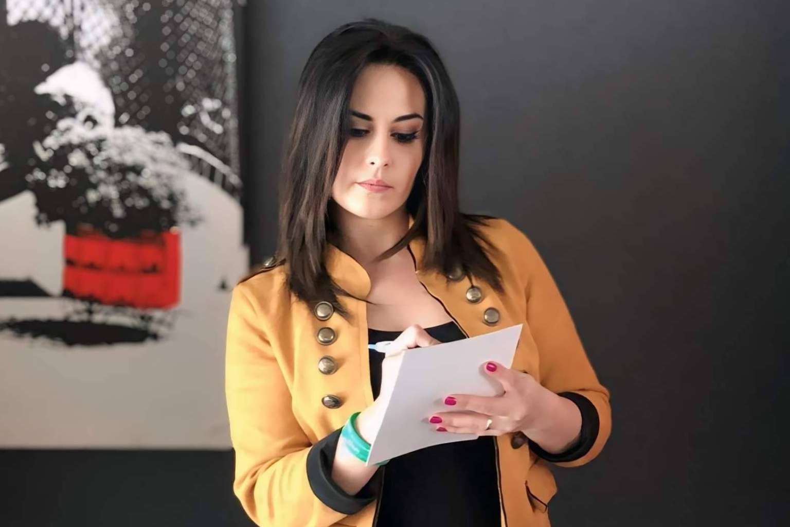 Carmen Lewis investiga, cómo las redes sociales crean crisis existenciales