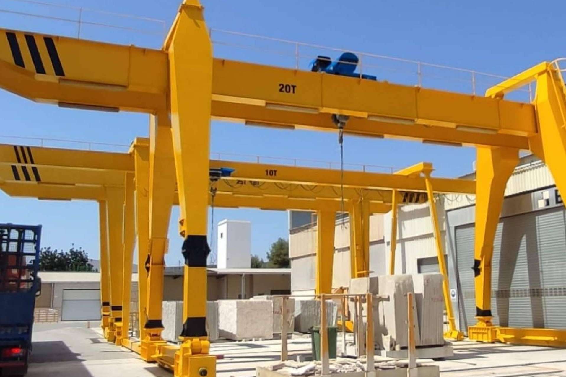 En Galvañ Lacados son expertos en la limpieza de fachadas de naves industriales