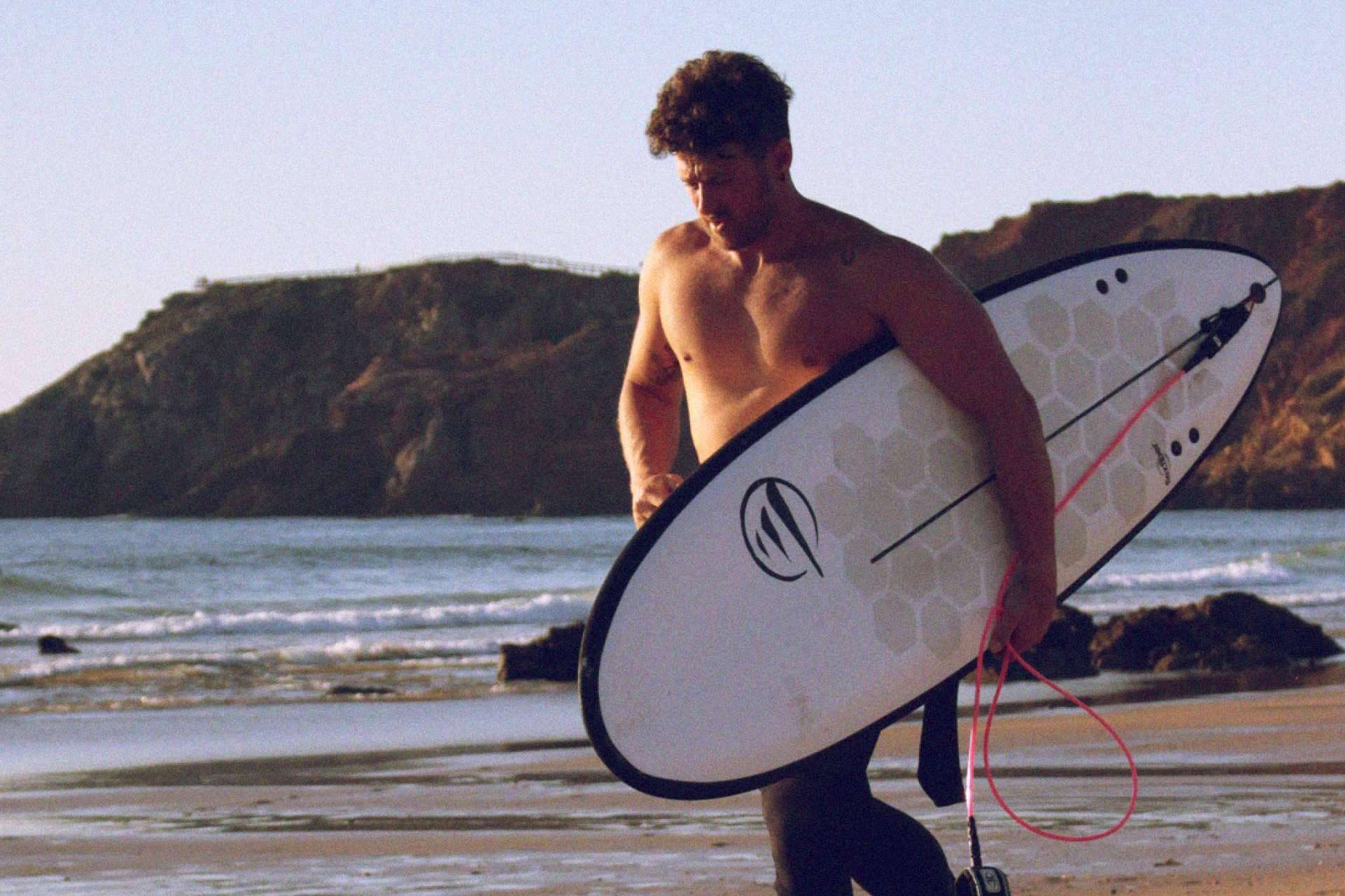 La marca española Flysurf explica los puntos más importantes de una tabla de surf de corcho