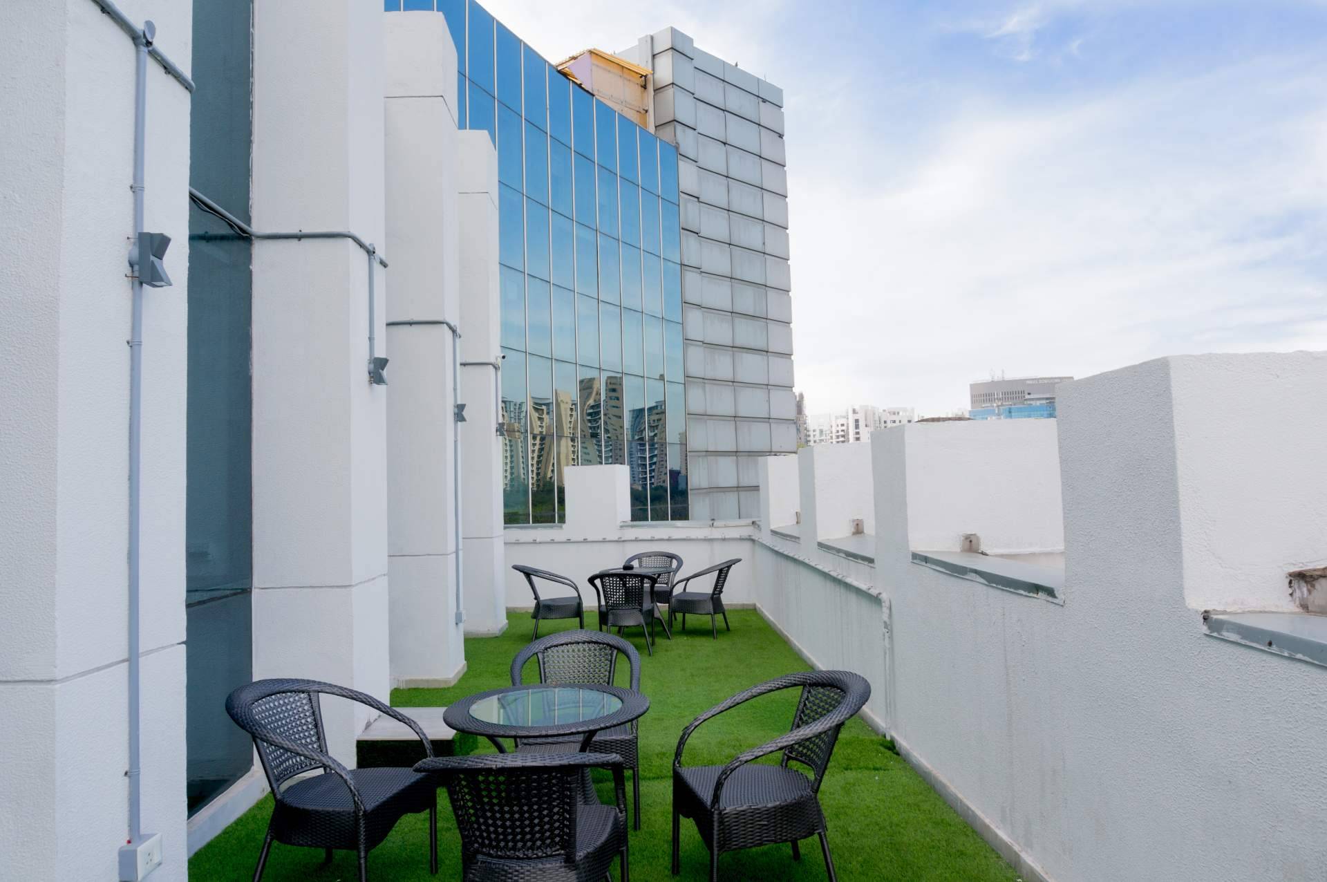 Transformar un balcón en una terraza de ensueño con césped artificial