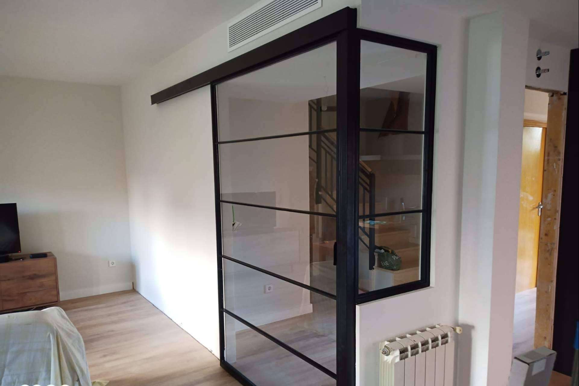 Puertas, ventanas y mamparas de hierro y cristal; la apuesta de Cerrajería Aimet por el diseño industrial