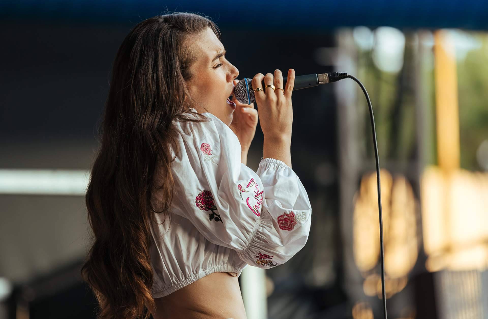 Del dolor a la sanación. Mirena transforma sus vivencias en música con '14+2'