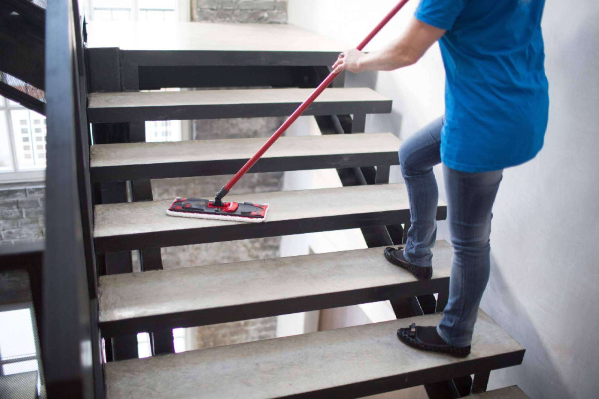 ¿Qué regula la Ley de Propiedad Horizontal respecto a la limpieza de escaleras y zonas comunes?