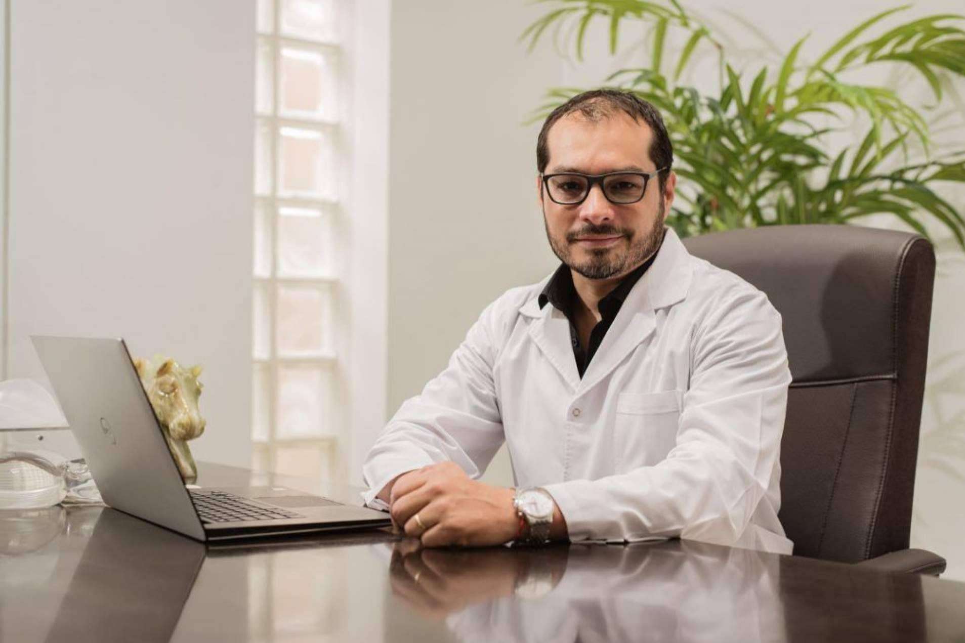 Entrevista al Dr. Diego Sturletti; 'La feminización facial como proceso de afirmación personal'