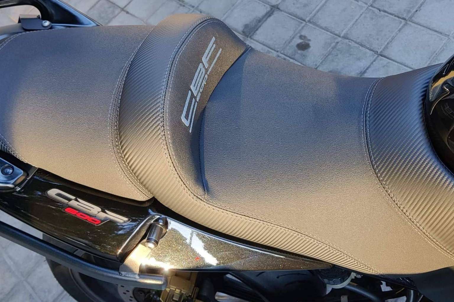 La diferencia está en los detalles; JM-FUNDAS apuesta por asientos de moto personalizados