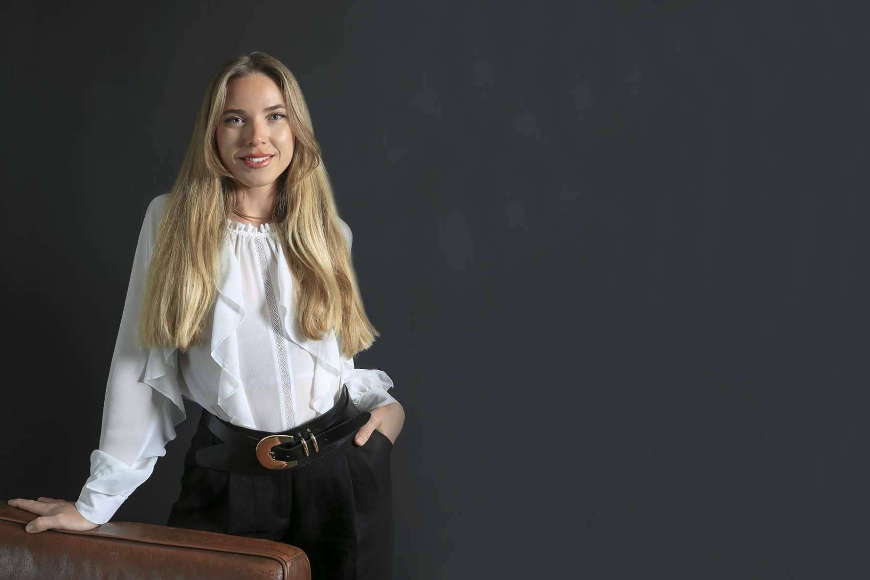 Saguar Real Estate presenta un exclusivo bajo con jardín en la prestigiosa urbanización de Punta Galea