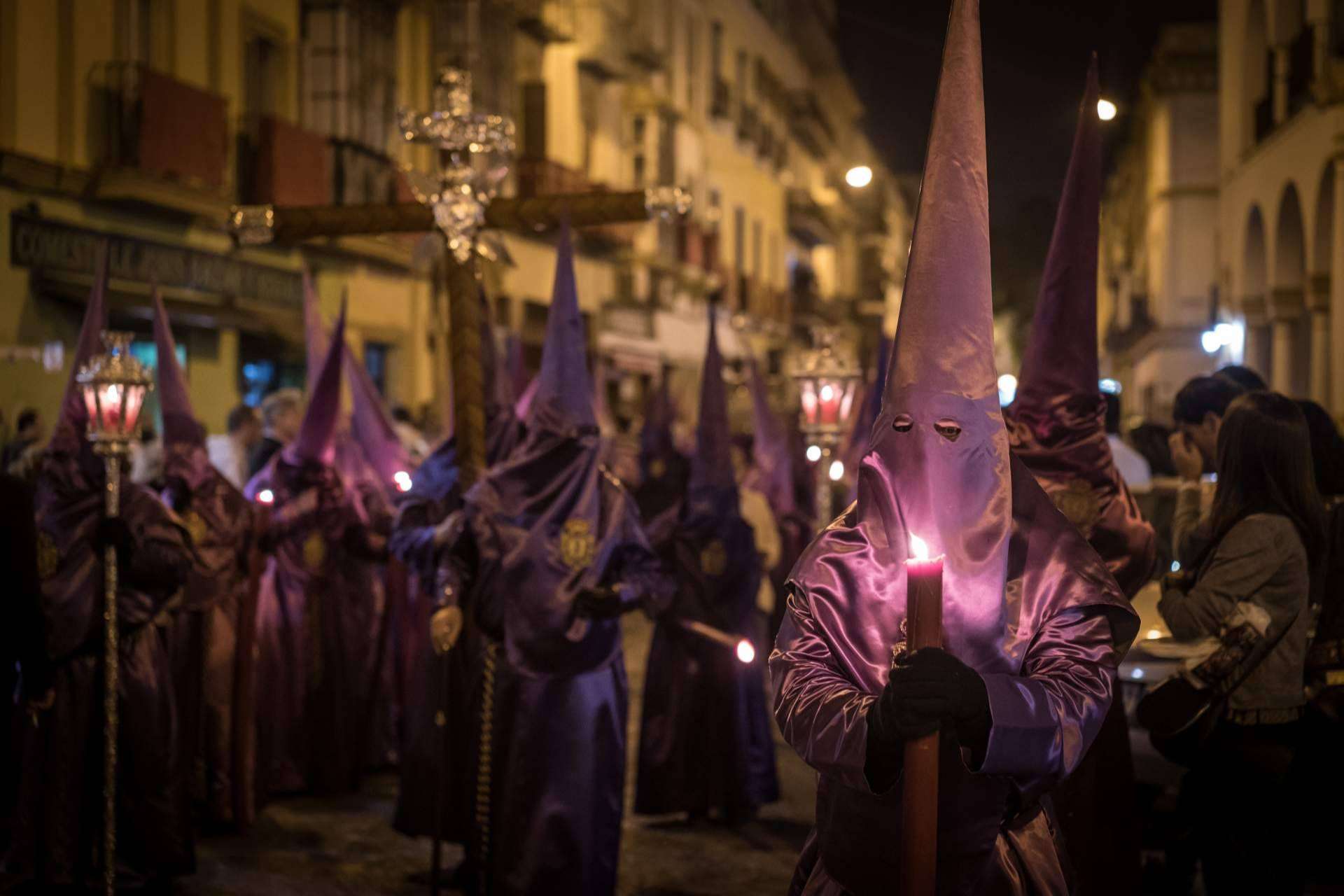 Flecos, bordados y cíngulos; los imprescindibles para vestir la devoción esta Semana Santa