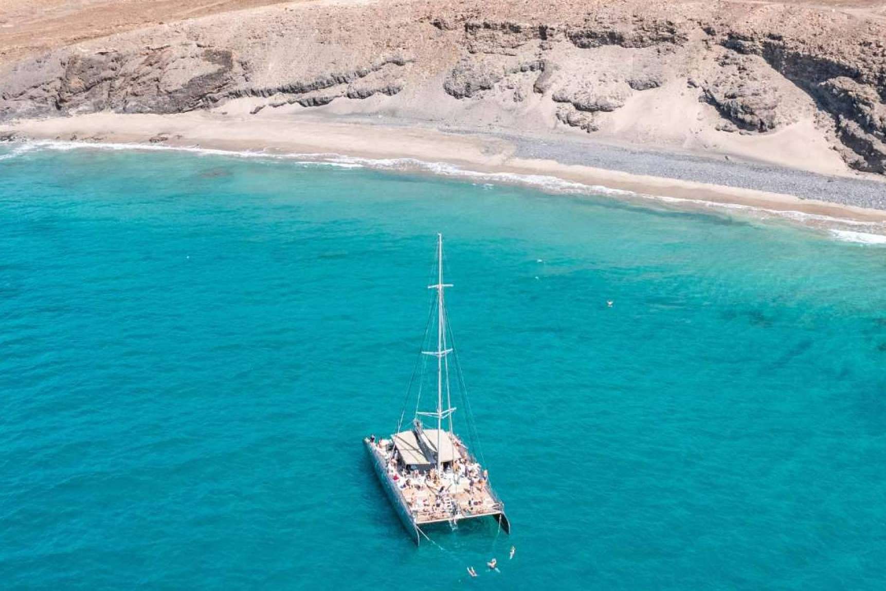 Ejemplo de turismo responsable en Fuerteventura; Magic & Sailing reduce residuos plásticos en sus tours