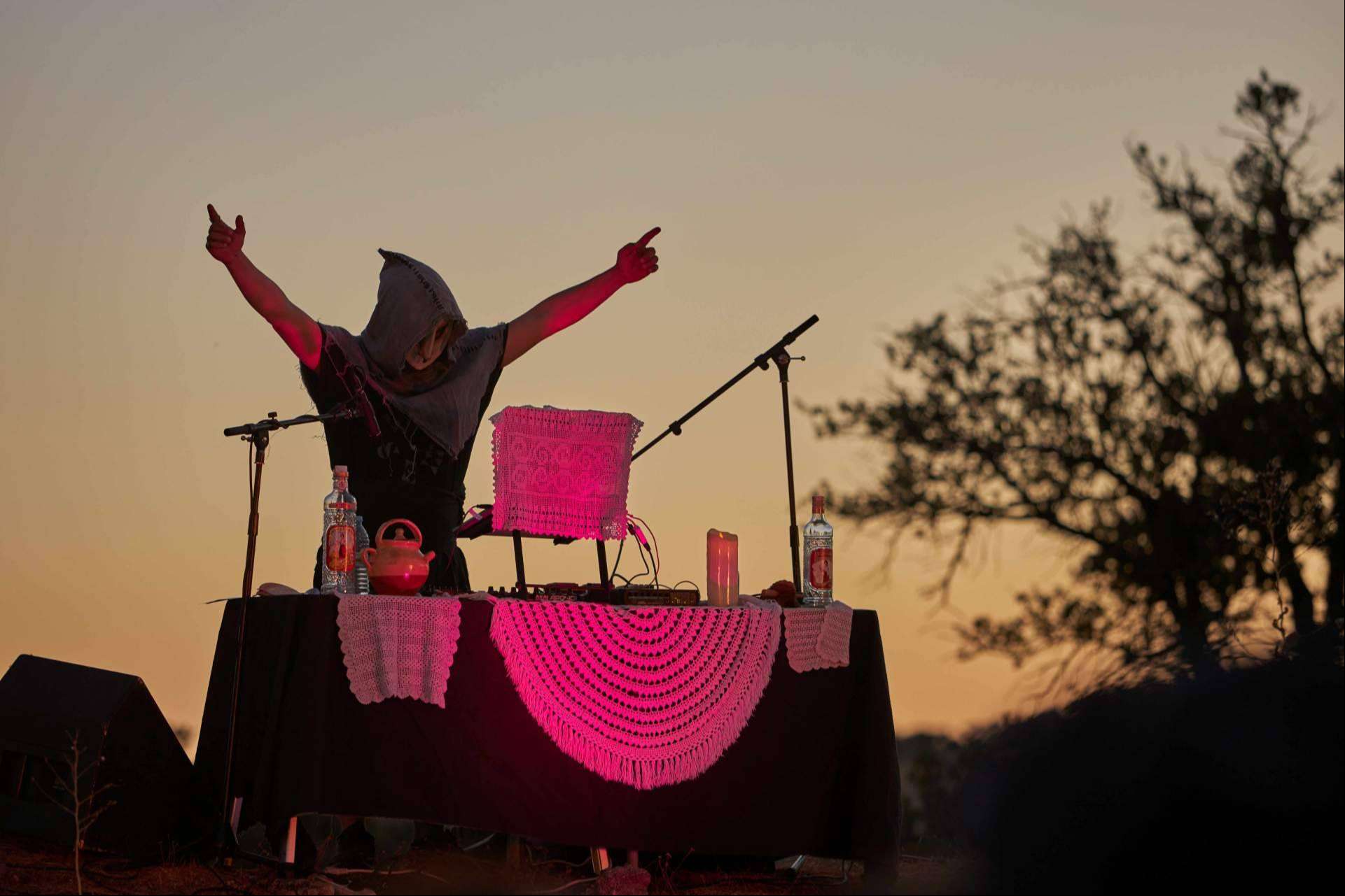 Castora Herz su nuevo single Espejo Sol y Luna
