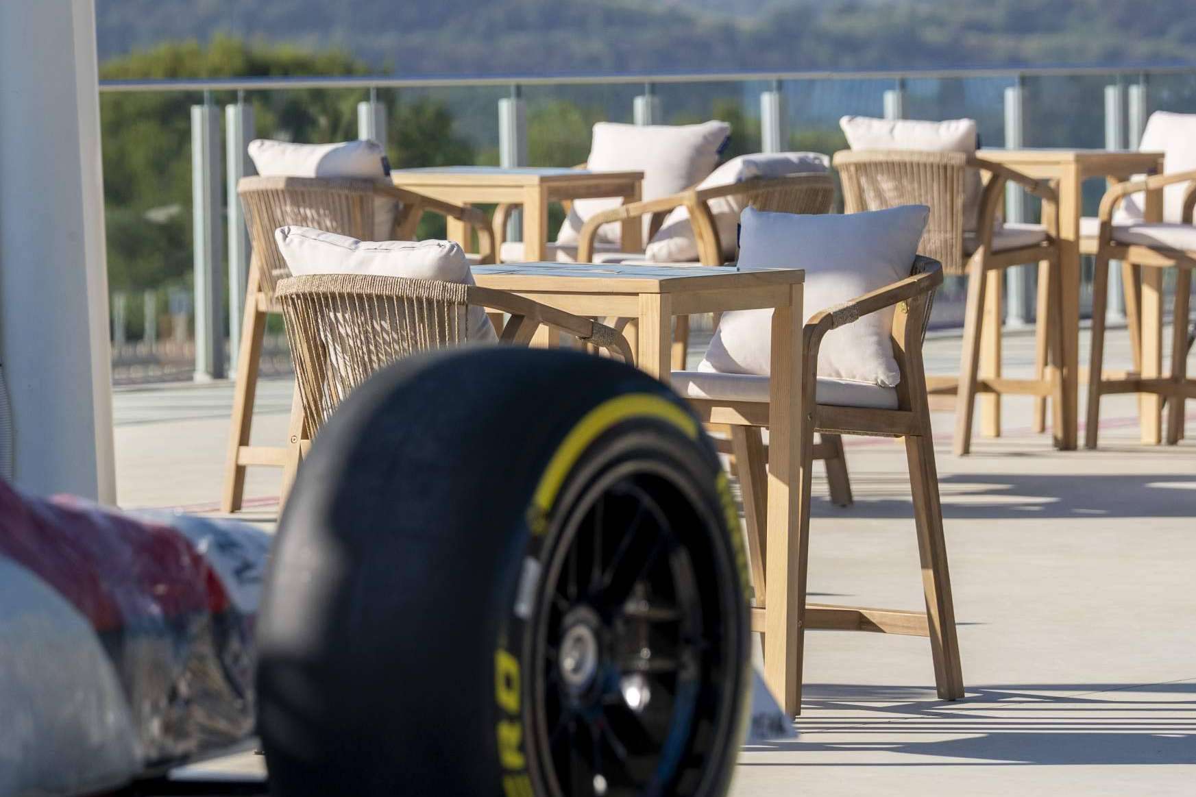 Defora Home vistió con diseño mediterráneo el exclusivo Pit Lane Lounge de la Fórmula 1 en Montmeló