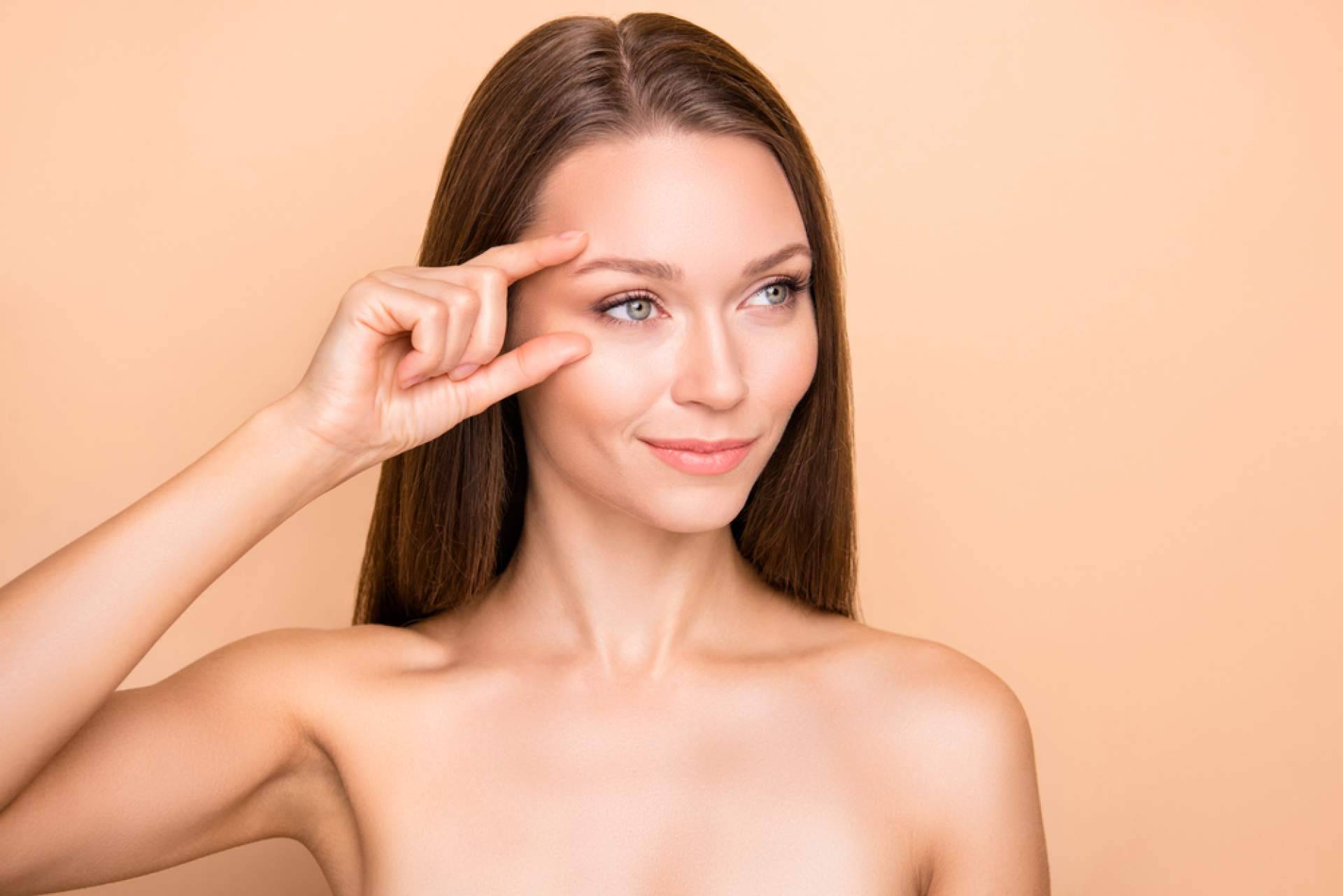 Verano y expresión facial; cómo el envejecimiento prematuro en frente, entrecejo y patas de gallo