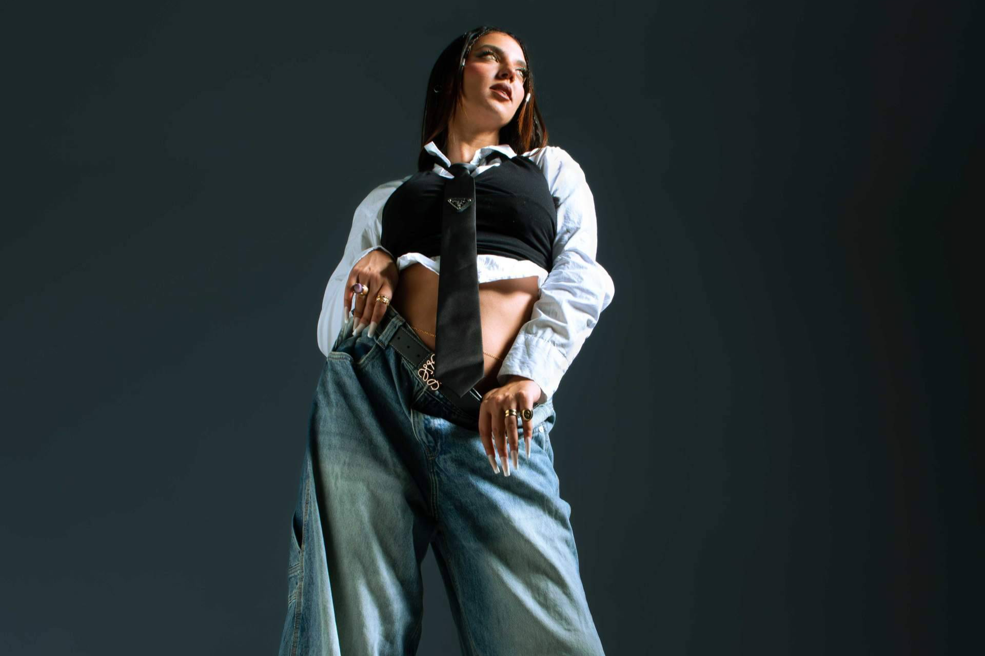 Aisha LK presenta 'Con Otro', un tema de pop urbano que celebra la fuerza y la libertad