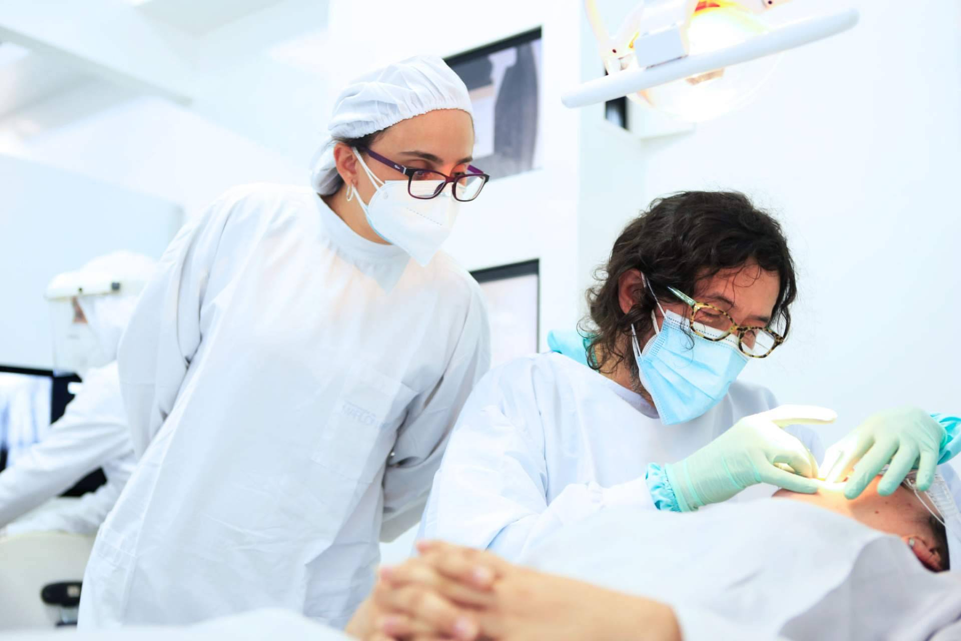 Implantes dentales, ortodoncia y diseño de sonrisa lideran las tendencias 2025 en Marlon Becerra