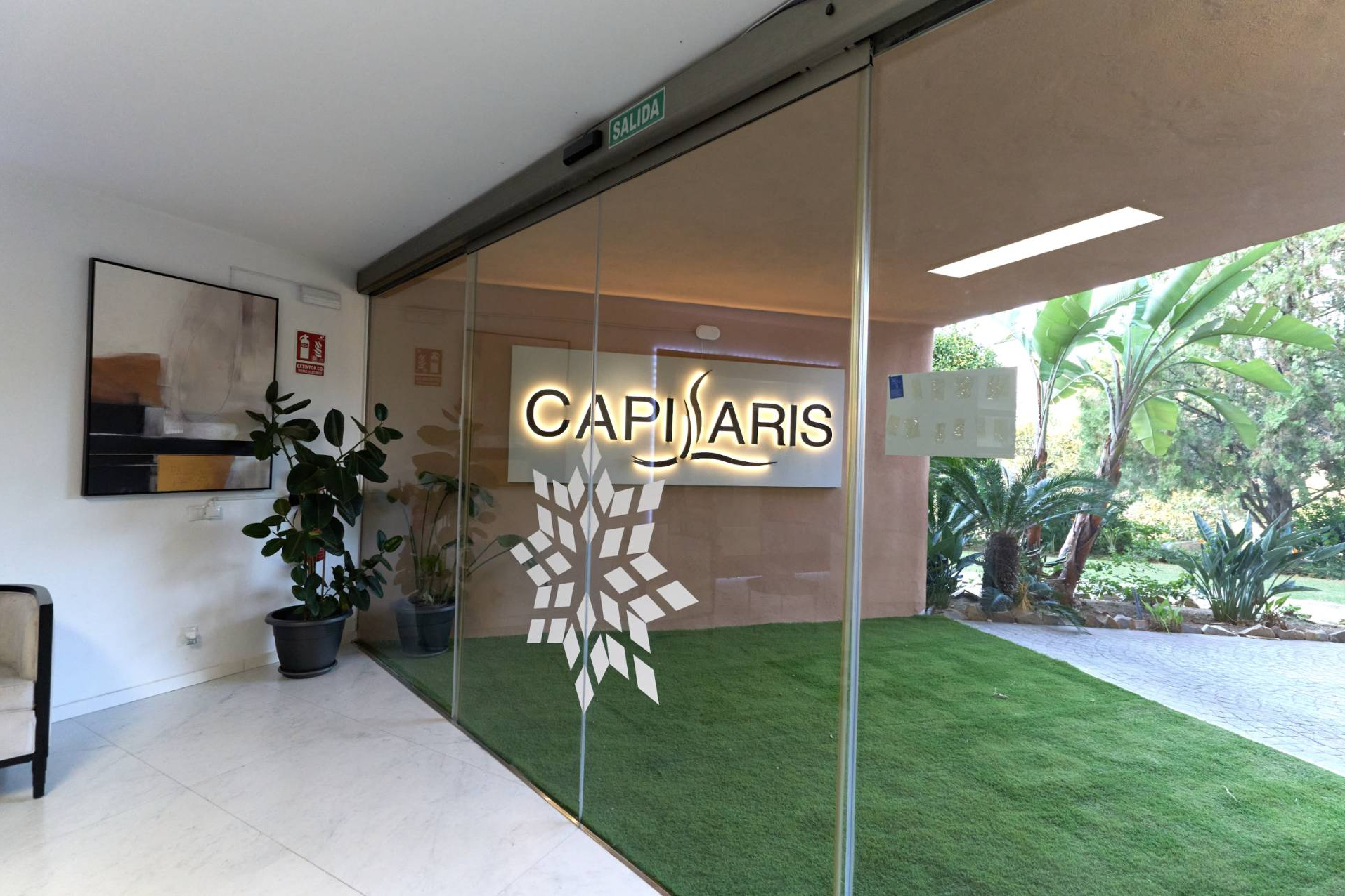 Capilaris Marbella impulsa el injerto capilar FUE Zafiro sin rapar, con resultados naturales
