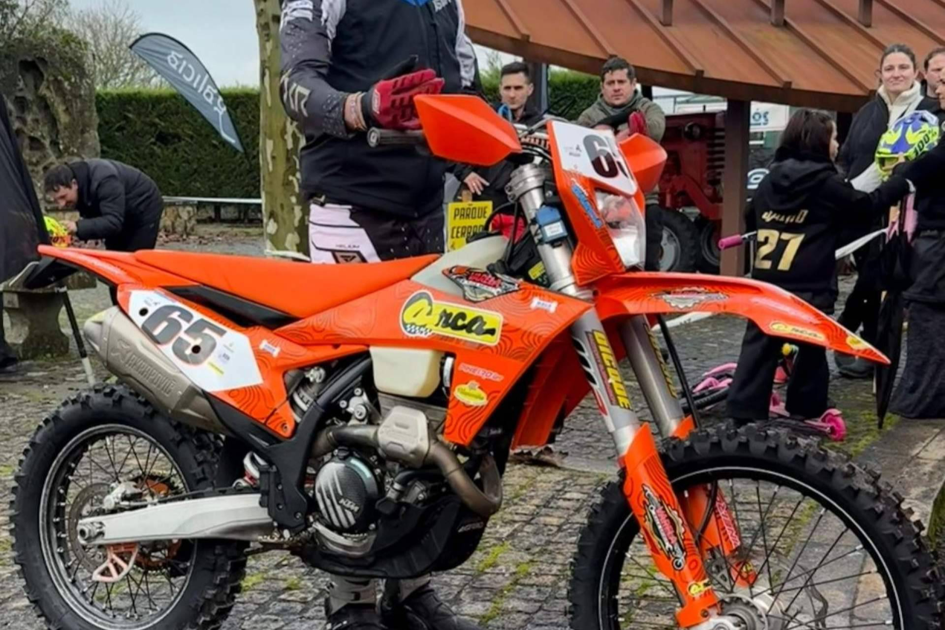 El diseño personalizado de adhesivos para moto se adapta a marca y modelo con ADHESIVOSEMBARRADOS