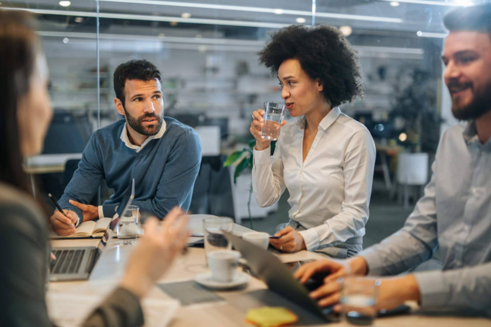 Tendencias en bienestar laboral que redefinen la experiencia en las oficinas