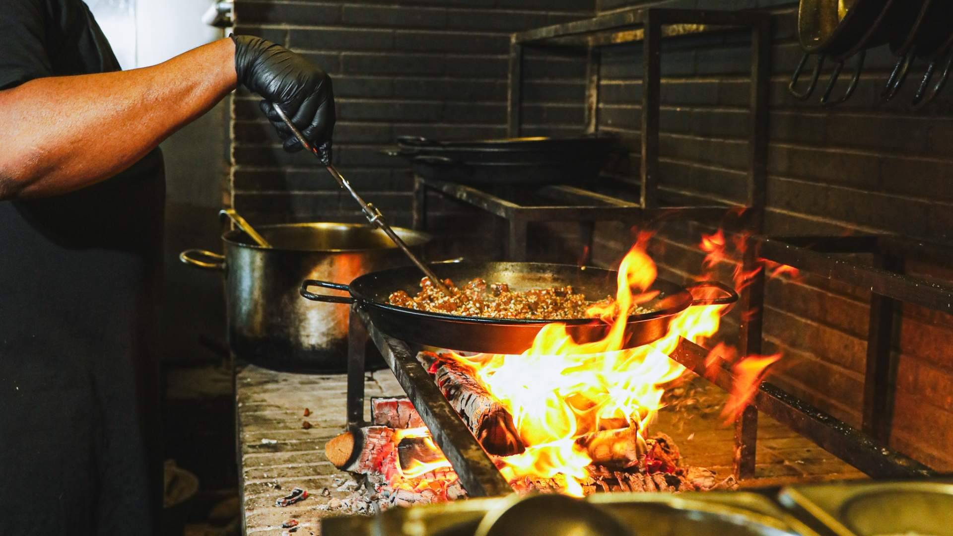 Barraca recupera su lugar en Barcelona con paellas a la leña frente al mar de la Barceloneta