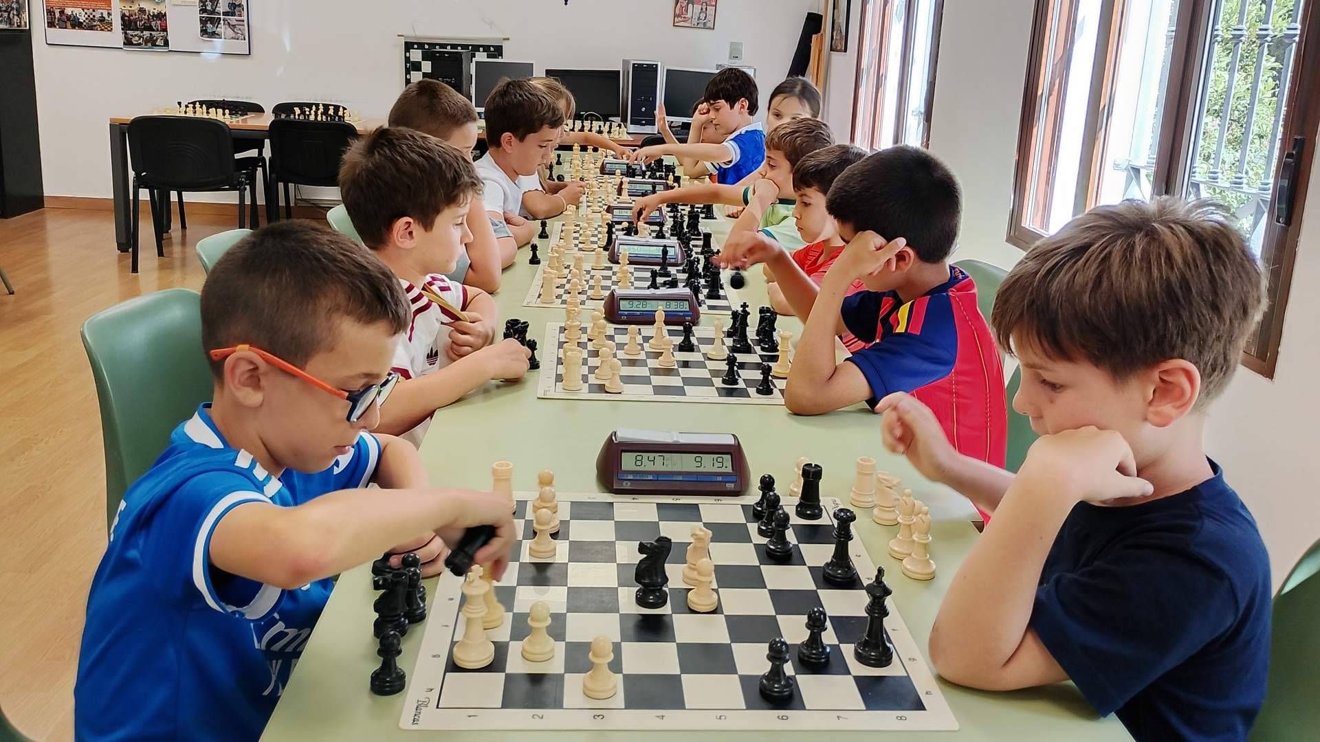 La Escuela Municipal de Ajedrez de Estepona cierra el curso con una semana de torneos y más de un centenar de participantes
