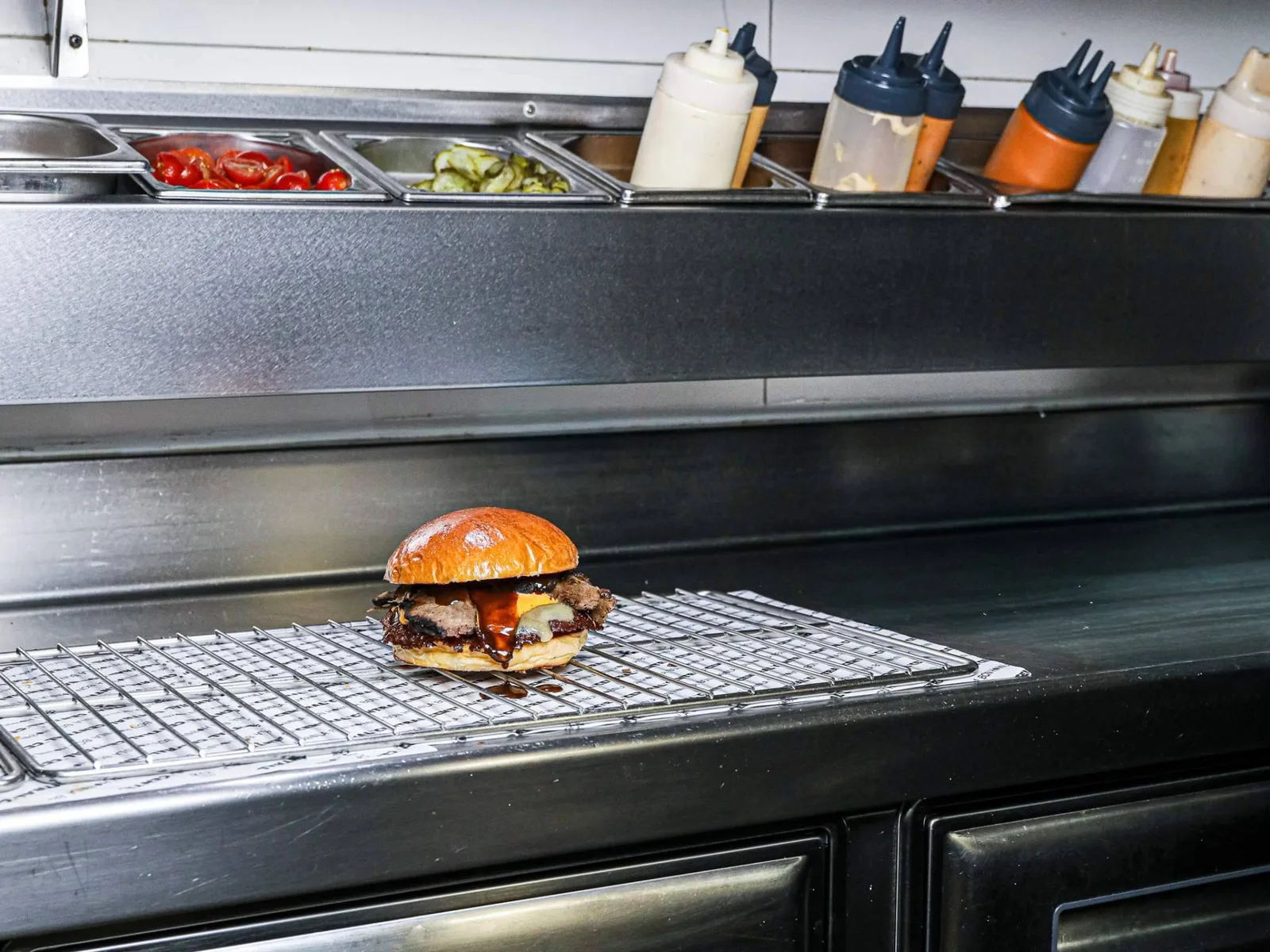 La Central presenta La Smokey; su burger más ahumado para el verano en Barcelona