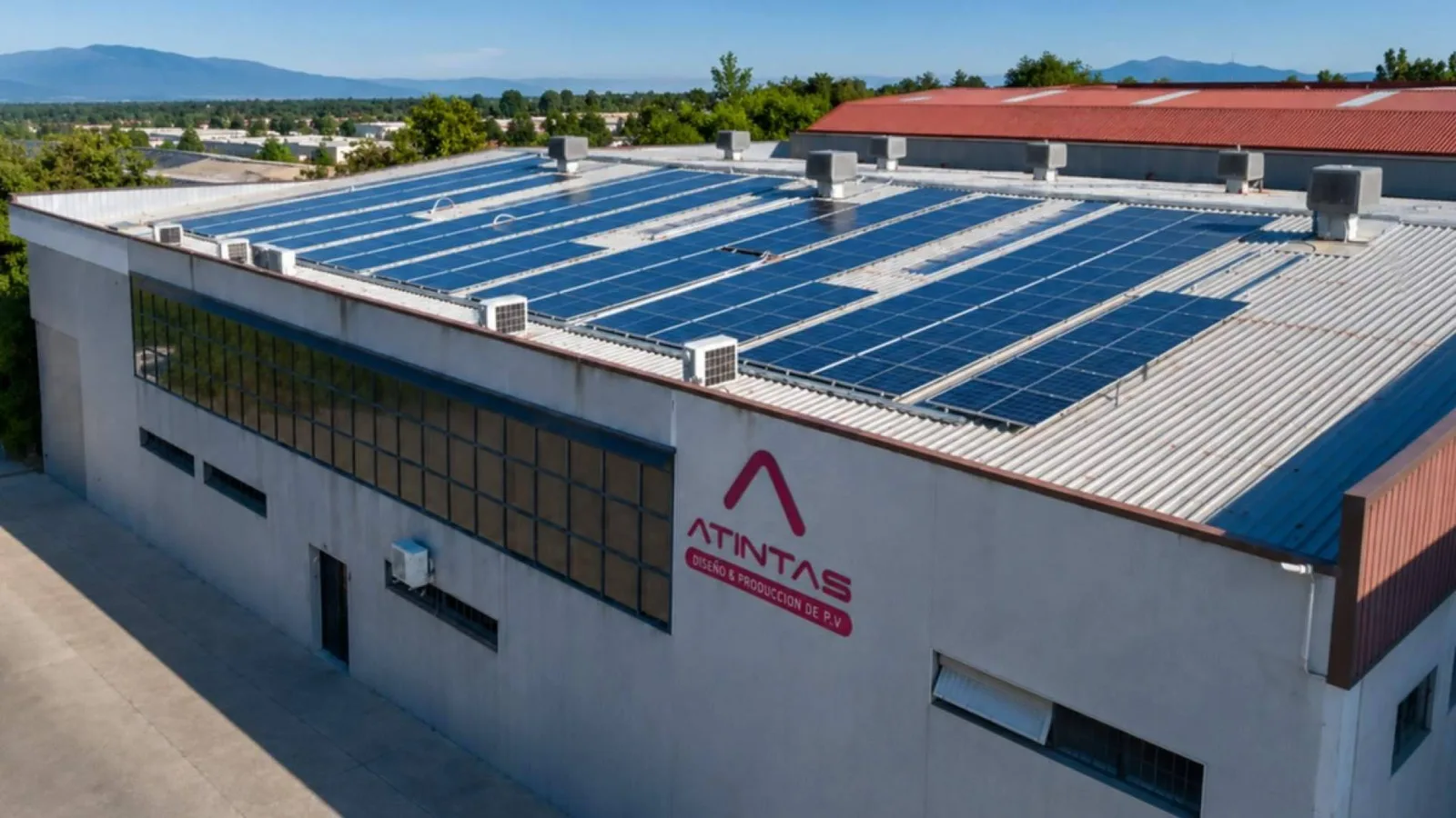 Atintas evita más de 150 toneladas de CO₂ al año fabricando PLV con energía solar