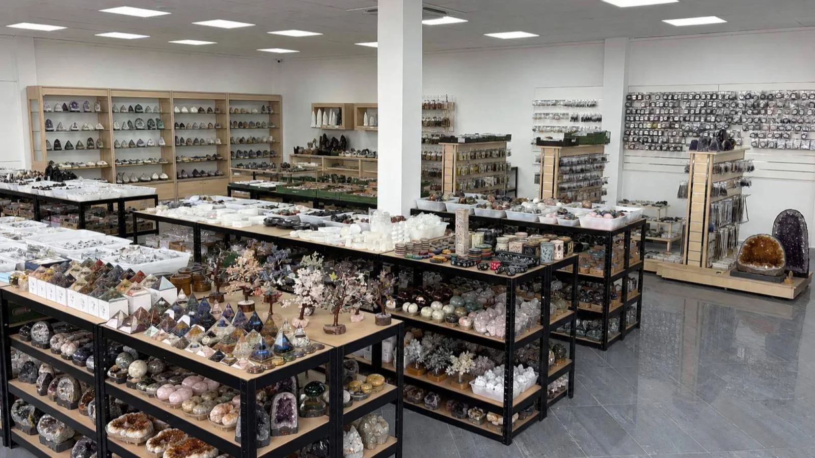 UniArt suministra minerales, piedras naturales y joyería de plata para tiendas y profesionales